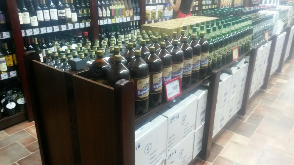 Островной стеллаж для вина и алкоголя с декоративными накладками